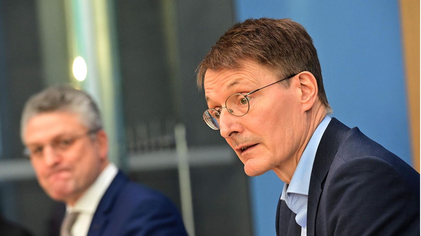 Lothar Wieler und Karl Lauterbach RKI-Präsident Lothar Wieler (l.) und Bundesgesundheitsminister Karl Lauterbach (SPD) informieren über den Stand bei der Impfstoffbeschaffung