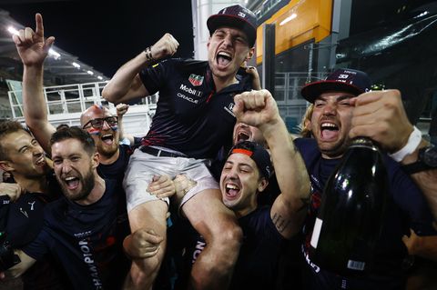 Max Verstappen feiert mit dem Red-Bull-Team in Abu Dhabi seinen ersten WM-Titel