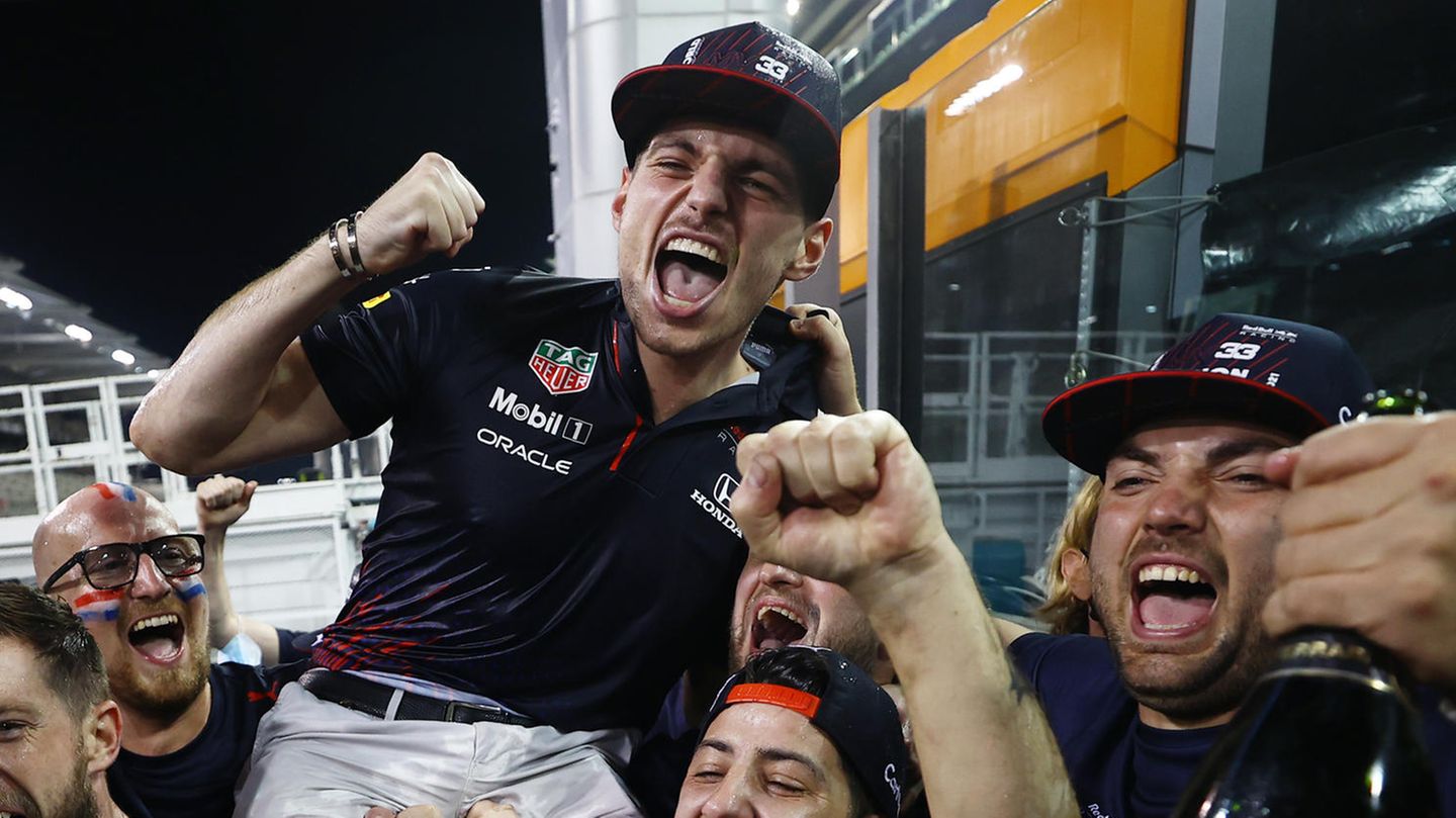 Max Verstappen feiert mit dem Red-Bull-Team in Abu Dhabi seinen ersten WM-Titel