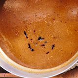 Schritt 4: Eingefrorene Sauce aus dem Tiefkühlfach nehmen, wenn der Truthahn in den Ofen wandert. Sobald er fertig gegart ist, den Vogel aus dem Bräter auf eine Platte setzen, wo er mit doppelt gelegter Alufolie und einem Geschirrtuch zugedeckt bis zu 2 Stunden ruht. Das meiste Fett aus dem Bräter in ein Einmachglas schöpfen und für ein andermal beiseitestellen. Die fertige Sauce in den Bräter gießen. Auf dem Herd aufkochen lassen, den Bratensatz losschaben. Die Sauce mit Salz und Pfeffer abschmecken, die Cranberrysauce unterrühren.  Schritt 5: Die sehr heiße Sauce durch ein Sieb in einen Topf gießen. Bei schwächster Hitze warm halten. Vor dem Servieren Fett abschöpfen und Fleischsaft, der während des Ruhens aus dem Braten ausgetreten ist, unterrühren.