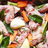 Zutaten für 1 Liter Bratensauce:  2 Zwiebeln, 2 Möhren, 2 Selleriestangen, 2 Scheiben durchwachsener Räucherspeck, 2 frische Lorbeerblätter, 2 Zweige Salbei, 2 Zweige Rosmarin, 2 Sternanis, 10 Hähnchenflügel, Olivenöl, 60 ml Sherry oder Portwein (nach Belieben), 4 EL Mehl, 2 EL Cranberrysauce.