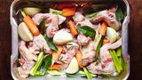 Zutaten für 1 Liter Bratensauce:  2 Zwiebeln, 2 Möhren, 2 Selleriestangen, 2 Scheiben durchwachsener Räucherspeck, 2 frische Lorbeerblätter, 2 Zweige Salbei, 2 Zweige Rosmarin, 2 Sternanis, 10 Hähnchenflügel, Olivenöl, 60 ml Sherry oder Portwein (nach Belieben), 4 EL Mehl, 2 EL Cranberrysauce.