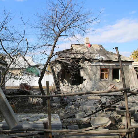 Ein von Schüssen zerstörtes Haus in Donezk, Ukraine