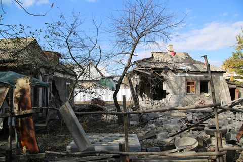 Ein von Schüssen zerstörtes Haus in Donezk, Ukraine
