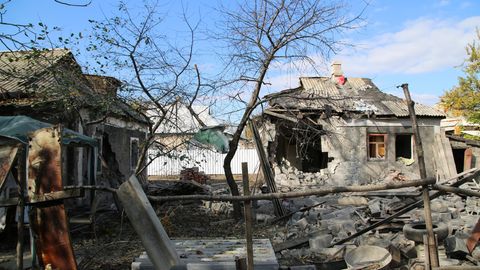 Ein von Schüssen zerstörtes Haus in Donezk, Ukraine