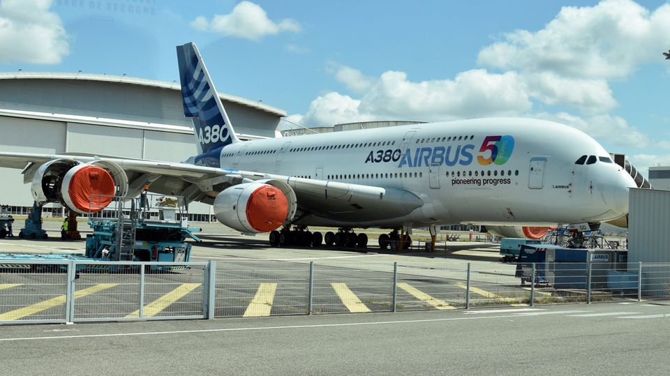 Flog zum Abschied der Seriennummer MSN272 extra zum Fototermin nach Hamburg: der erste gebaute Airbus A380, die MSN001.