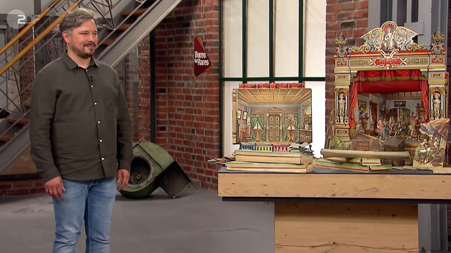 Johannes Krapf steht im Studio von Bares für Rares in Pulheim neben seinem Papiertheater