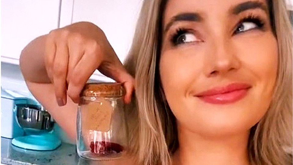 Stephanie Matto verkauft Pupse im Glas Stephanie Matto verkauft Pupse im Glas