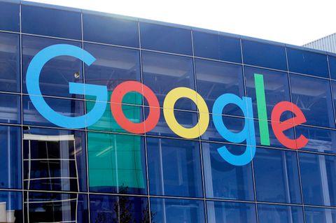 Das Logo von Google an der Fassade des Hauptsitzes des Mutterkonzerns Alphabet