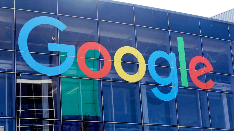 Das Logo von Google an der Fassade des Hauptsitzes des Mutterkonzerns Alphabet