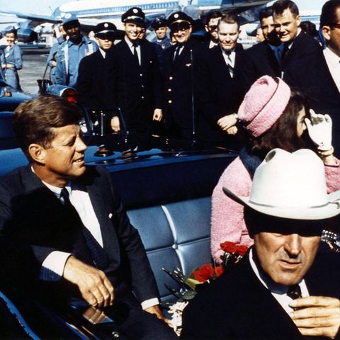 John F. Kennedy, seine Frau Jackie und der Gouverneur von Texas John Connally am 22.11.1963 im Cabrio in Dallas. 