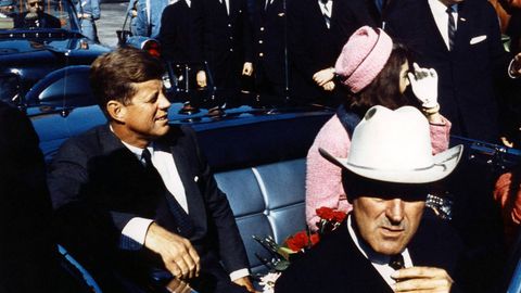 John F. Kennedy, seine Frau Jackie und der Gouverneur von Texas John Connally am 22.11.1963 im Cabrio in Dallas. 