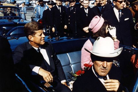 John F. Kennedy, seine Frau Jackie und der Gouverneur von Texas John Connally am 22.11.1963 im Cabrio in Dallas. 
