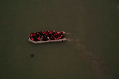 Video: Gefährliche Bootsfahrt über den Ärmelkanal