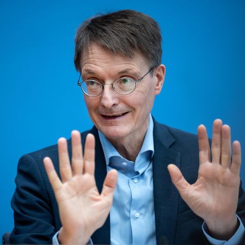 Karl Lauterbach erklärt in der Bundespressekonferenz, warum der Impfstoff knapp wird.