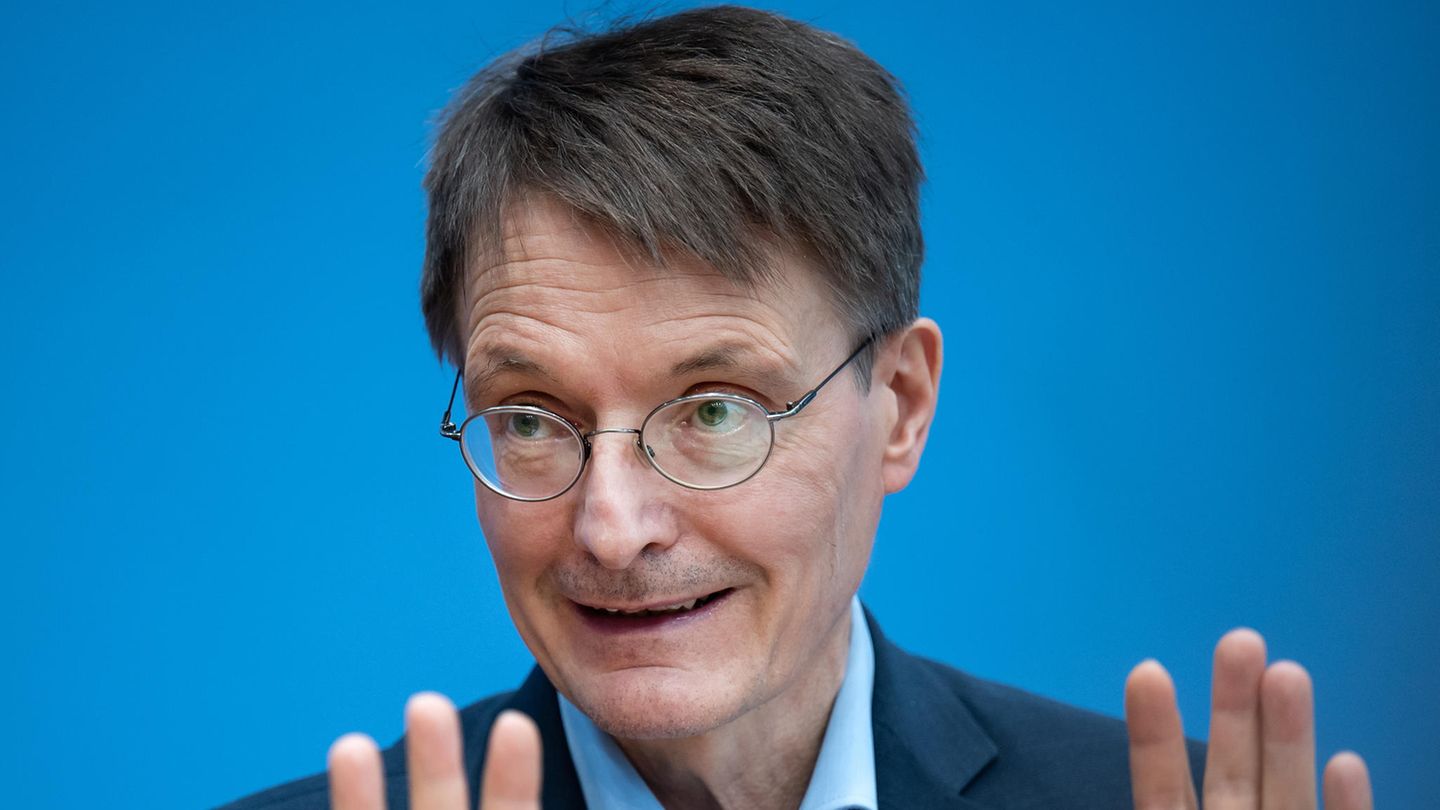Gesundheitsminister: Karl Lauterbach erklärt in der Bundespressekonferenz, warum der Impfstoff knapp wird. Karl Lauterbach erklärt in der Bundespressekonferenz, warum der Impfstoff knapp wird.
