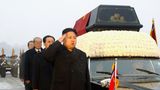 17. Dezember 2011: Kim Jong Il stirbt – und in Nordkorea beginnt die Ära Un  Heute vor 10 Jahren endete in Nordkorea die Herrschaft von Kim Jong Il. Der Diktator, der sich als "Großer Führer Genosse General" und "Sonne des 21. Jahrhunderts" verehren ließ, starb am Morgen des 17. Dezember 2011 im Alter von 70 Jahren an einem Herzinfarkt. 17 Jahre lang hatte er das abgeschottete kommunistische Land mit harter Hand regiert und Nordkorea zur Atommacht gemacht, während sein Volk Hunger litt.  Wer nach dem Tode Kim Jong Ils auf Besserung im Land hoffte, wurde enttäuscht. Nachfolger des Machthabers wurde sein damals erst 27 Jahre alter Sohn Kim Jong Un. Auf dem Bild steht er salutierend neben dem Sarg seines Vaters, als dessen Leichnam am 28. Dezember 2011 in den Kumsusan Palast in Pjöngjang gefahren wird. Kim Jong Un führt Nordkorea ebenso skrupellos und absolutistisch wie sein Vater. Politische Feinde lässt er mutmaßlich Hinrichten, selbst wenn sie seiner eigenen Familie angehören. Der britische Sender BBC verglich den Diktator sogar mit Stalin, der ebenfalls für Angst und Schrecken in seinem direkten Umfeld sorgte.