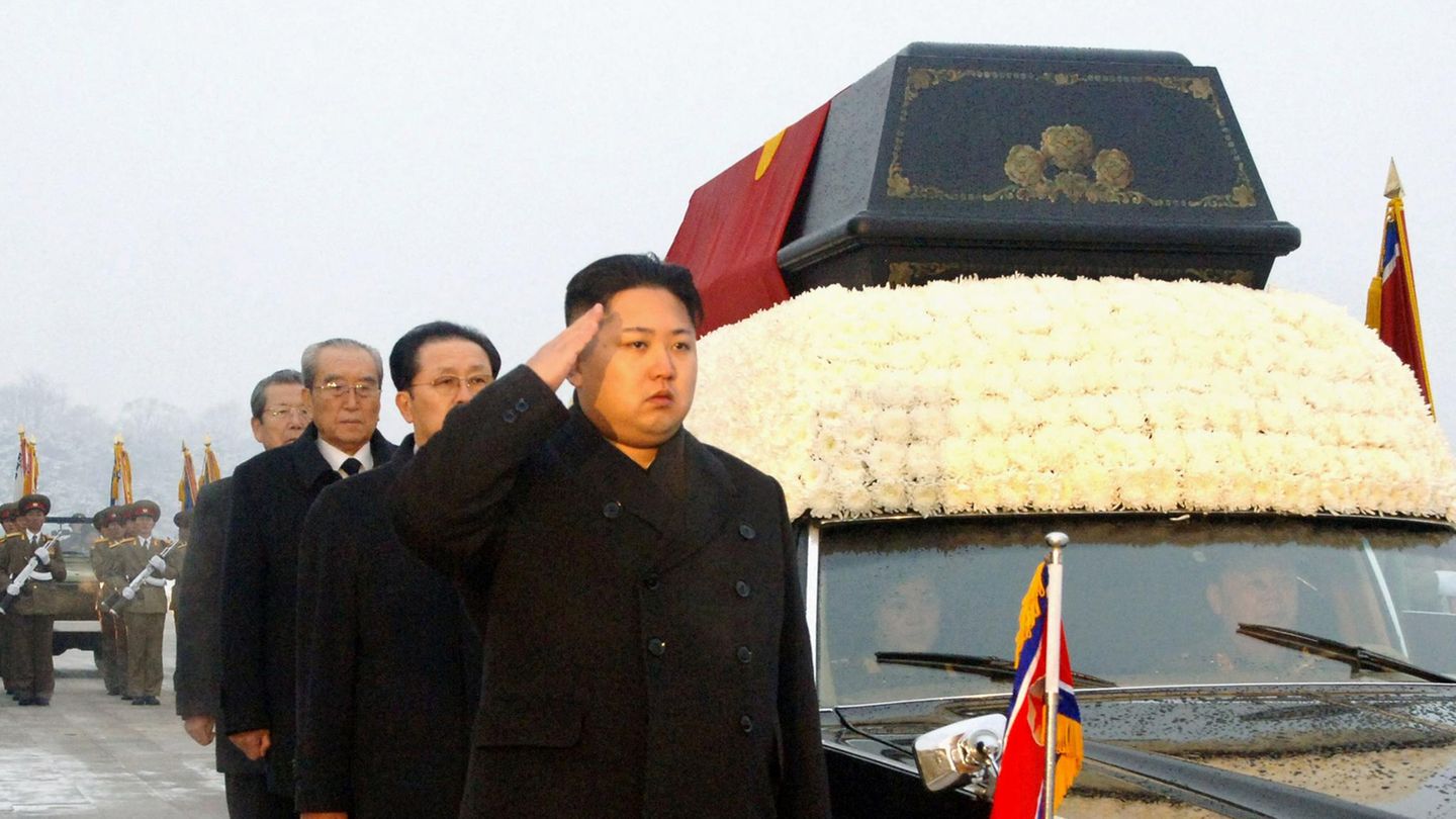 Bilder der Weltgeschichte: 17. Dezember 2011: Kim Jong Il stirbt – und in Nordkorea beginnt die Ära Un Heute vor 10 Jahren endete in Nordkorea die Herrschaft von Kim Jong Il. Der Diktator, der sich als "Großer Führer Genosse General" und "Sonne des 21. Jahrhunderts" verehren ließ, starb am Morgen des 17. Dezember 2011 im Alter von 70 Jahren an einem Herzinfarkt. 17 Jahre lang hatte er das abgeschottete kommunistische Land mit harter Hand regiert und Nordkorea zur Atommacht gemacht, während sein Volk Hunger litt. Wer nach dem Tode Kim Jong Ils auf Besserung im Land hoffte, wurde enttäuscht. Nachfolger des Machthabers wurde sein damals erst 27 Jahre alter Sohn Kim Jong Un. Auf dem Bild steht er salutierend neben dem Sarg seines Vaters, als dessen Leichnam am 28. Dezember 2011 in den Kumsusan Palast in Pjöngjang gefahren wird. Kim Jong Un führt Nordkorea ebenso skrupellos und absolutistisch wie sein Vater. Politische Feinde lässt er mutmaßlich Hinrichten, selbst wenn sie seiner eigenen Familie angehören. Der britische Sender BBC verglich den Diktator sogar mit Stalin, der ebenfalls für Angst und Schrecken in seinem direkten Umfeld sorgte. 17. Dezember 2011: Kim Jong Il stirbt – und in Nordkorea beginnt die Ära Un Heute vor 10 Jahren endete in Nordkorea die Herrschaft von Kim Jong Il. Der Diktator, der sich als "Großer Führer Genosse General" und "Sonne des 21. Jahrhunderts" verehren ließ, starb am Morgen des 17. Dezember 2011 im Alter von 70 Jahren an einem Herzinfarkt. 17 Jahre lang hatte er das abgeschottete kommunistische Land mit harter Hand regiert und Nordkorea zur Atommacht gemacht, während sein Volk Hunger litt. Wer nach dem Tode Kim Jong Ils auf Besserung im Land hoffte, wurde enttäuscht. Nachfolger des Machthabers wurde sein damals erst 27 Jahre alter Sohn Kim Jong Un. Auf dem Bild steht er salutierend neben dem Sarg seines Vaters, als dessen Leichnam am 28. Dezember 2011 in den Kumsusan Palast in Pjöngjang gefahren wird. Kim Jong Un führt Nordkorea ebenso skrupellos und absolutistisch wie sein Vater. Politische Feinde lässt er mutmaßlich Hinrichten, selbst wenn sie seiner eigenen Familie angehören. Der britische Sender BBC verglich den Diktator sogar mit Stalin, der ebenfalls für Angst und Schrecken in seinem direkten Umfeld sorgte.