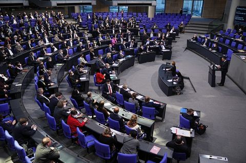 Die Sitzreihen von AfD, FDP und CDU/CSU im Plenum im Bundestag