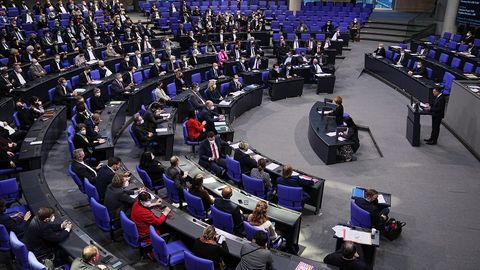 Die Sitzreihen von AfD, FDP und CDU/CSU im Plenum im Bundestag
