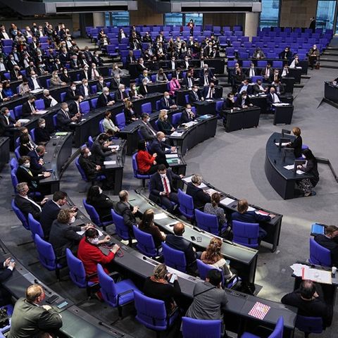 Die Sitzreihen von AfD, FDP und CDU/CSU im Plenum im Bundestag