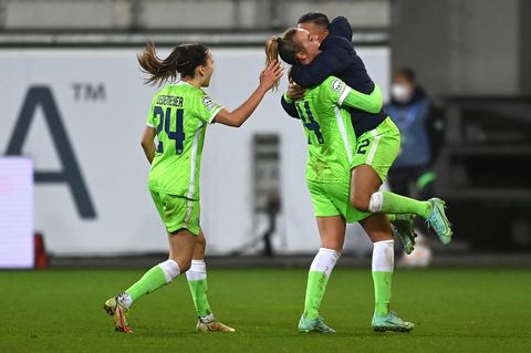 Zweifach-Torschützin Tabea Waßmuth (m.) wird von ihren Teamkolleginnen Shanice van de Sanden (r.) und Joelle Wedemeyer gefeiert