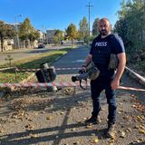 Emile Ghessen vor einem Einschlag in einem Wohngebiet.