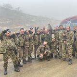 Der Krieg ist zuende. Diese Männer müssen mit den Tränen kämpfen.