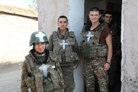 Die jüngsten Soldaten sind noch Teenager.