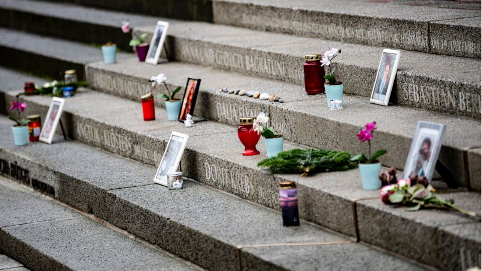 Blumen und Bilder stehen am Mahnmal für die Terroropfer vom Breitscheidplatz.