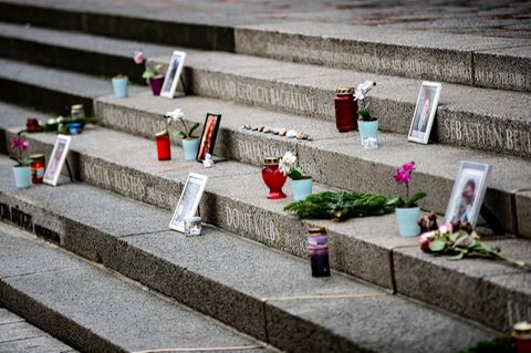 Blumen und Bilder stehen am Mahnmal für die Terroropfer vom Breitscheidplatz.