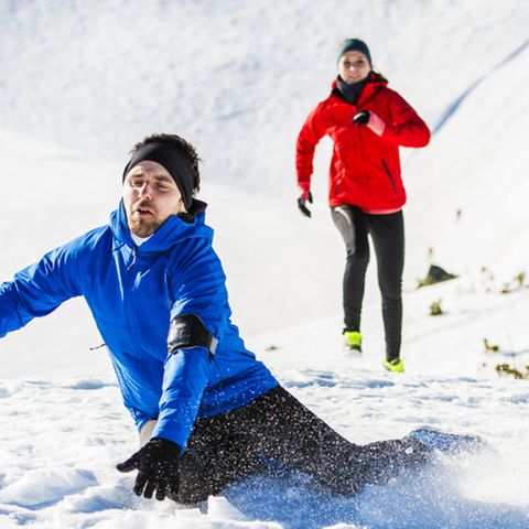 Läufer stürzt im Schnee
