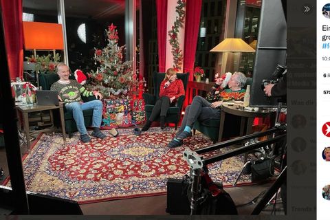 Jan Böhmermann und Olli Schulz mit der Moderatorin Eva Schulz bei "Fest & Flauschig Live – Himmlisches Boosterfest"