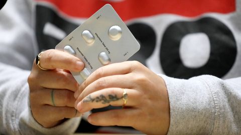 Eine Frau hält Tabletten mit dem Wirkstoff Mifepriston in den Händen, der für Abtreibungen verwendet wird.