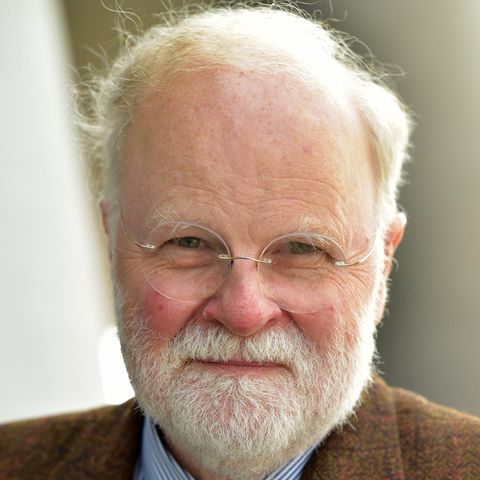 Potrait von Manfred Lütz: Ein 67-jähriger Mann mit weißem Haar und Bart, sowie einer runden Brille