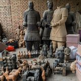 In dne Shops in der Nähe der Anlage kann man Repliken in jeder Größe erwerben. 