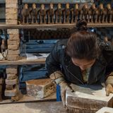 Hier wird ein Terrakottapferd im Mini-Format hergestellt.