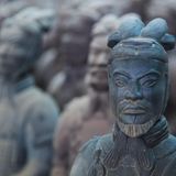 Bis heute bewachen die Soldaten ihren Kaiser.