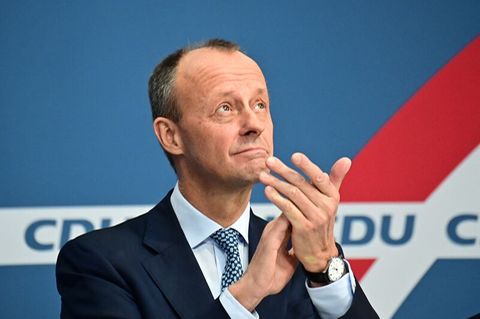 Friedrich Merz klatscht