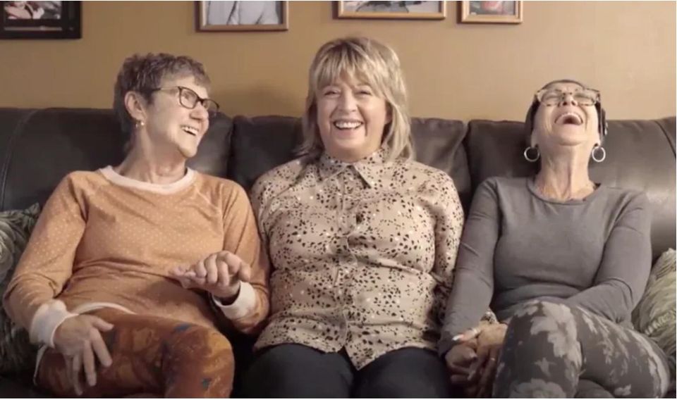 Dei Frauen auf einer Couch