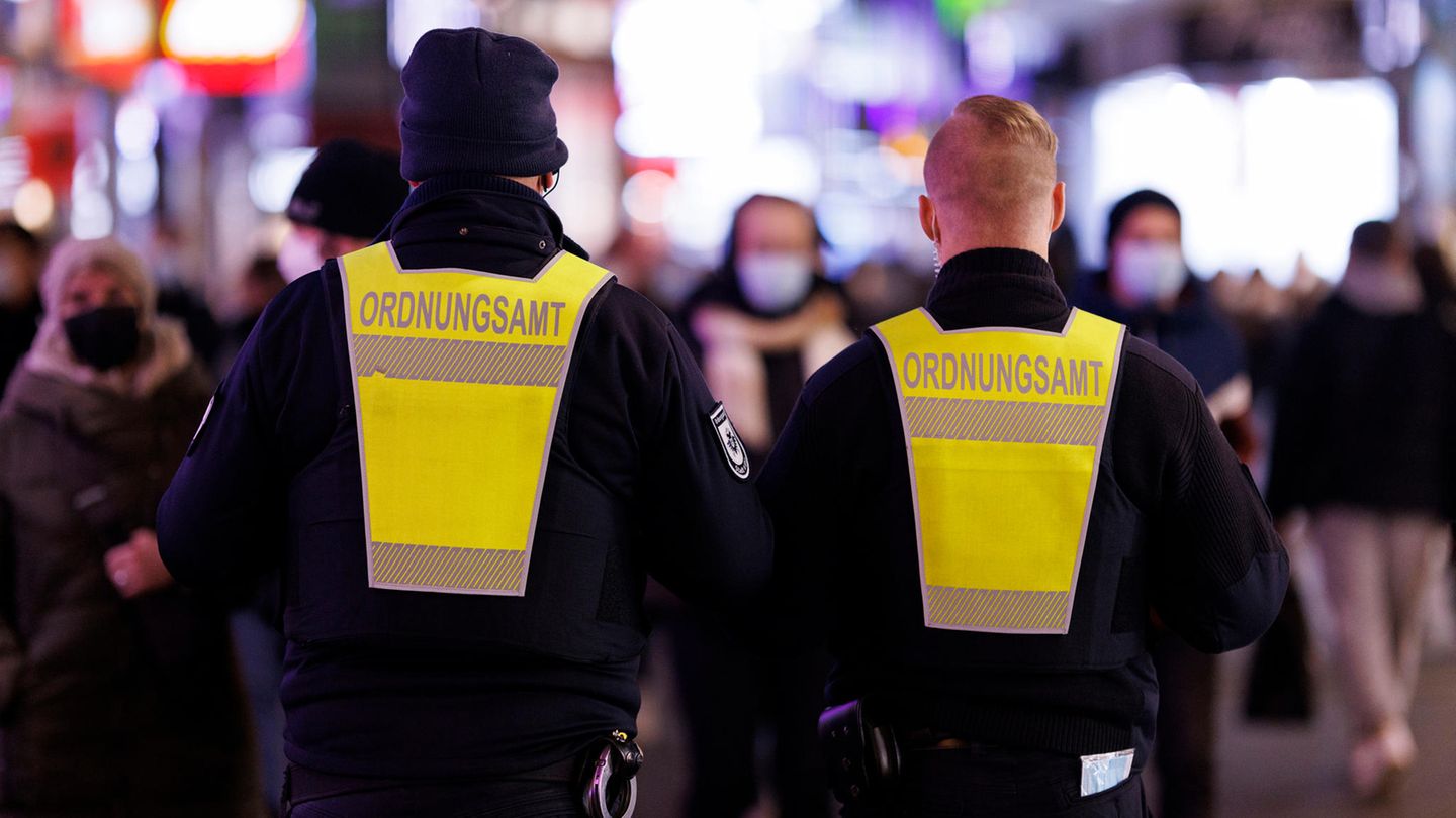 Zwei Mitarbeiter des Ordnungsamtes
