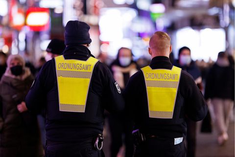 Zwei Mitarbeiter des Ordnungsamtes