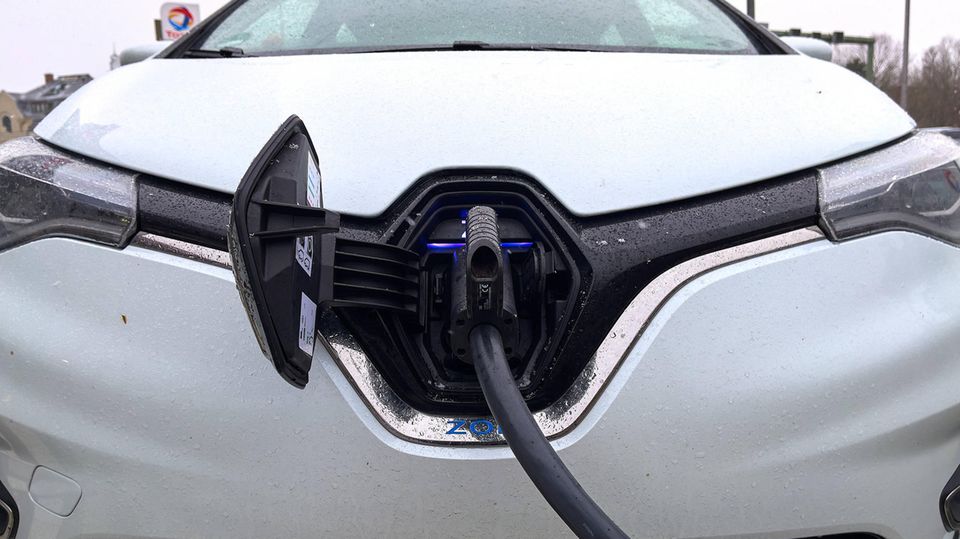 Ein Elektroauto lädt Strom mittels Ladekabel