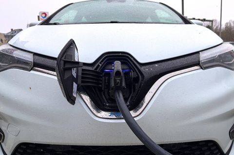 Ein Elektroauto lädt Strom mittels Ladekabel