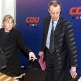 Merkel zeigt dem Fraktionsvorsitzenden Merz, wo es lang geht