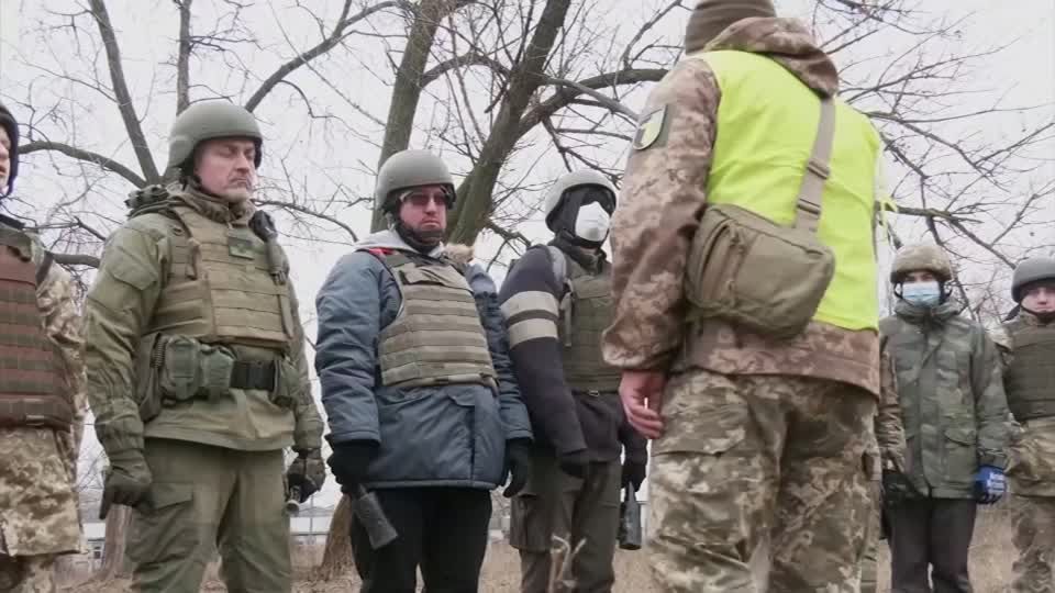 Video: Ein ukrainischer Webdesigner rüstet sich für den Krieg