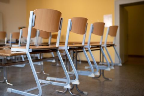 Stühle und Tische in einem Schulklassenzimmer