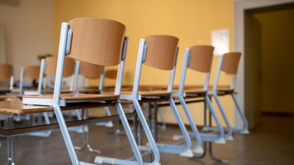 Stühle und Tische in einem Schulklassenzimmer