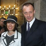 Merz mit Ehefrau Charlotte im Mai 2006 bei der Verleihung des Karlspreises in Aachen. Ein Jahr zuvor hat die Union mit Merkel die Wahl gewonnen und regiert in einer großen Koalition mit der SPD. Merz ist im Bundestag nur noch Hinterbänkler. Den Machtkampf mit Merkel hat er endgültig verloren. 2009 tritt er nicht mehr zur Wahl an.