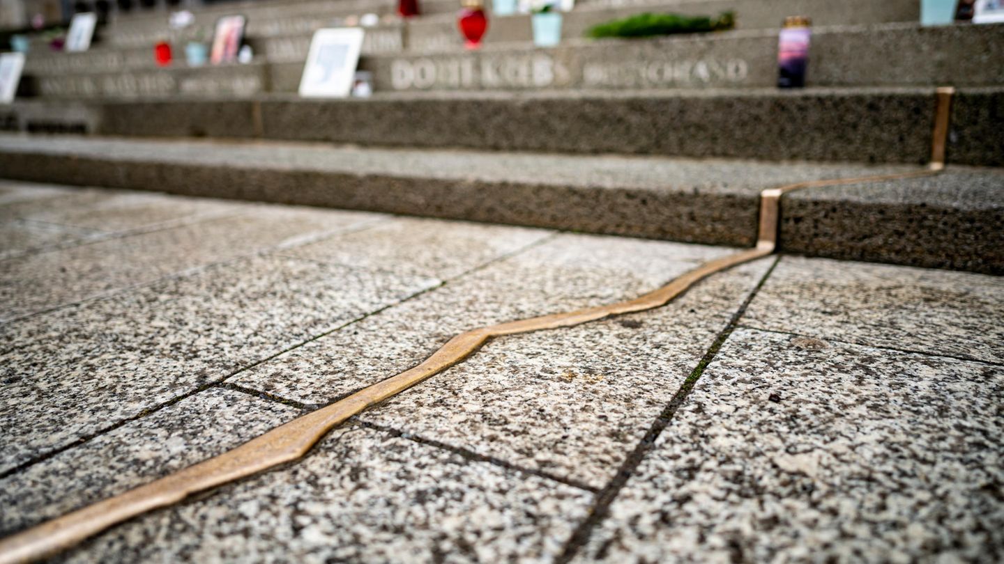 Denkmal für die Opfer des Anschlags am Breitscheidplatz Mit Inschriften und einer Bronze-Spur gedenkt Berlin der Opfer am Breitscheidplatz